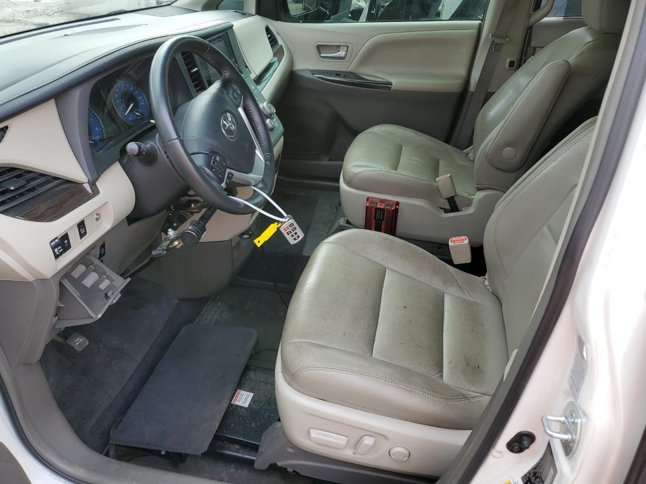 2017 Toyota Sienna - Image 7