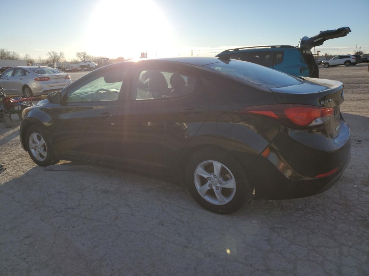 5NPDH4AE2FH623708 2015 HYUNDAI ELANTRA - Image 2