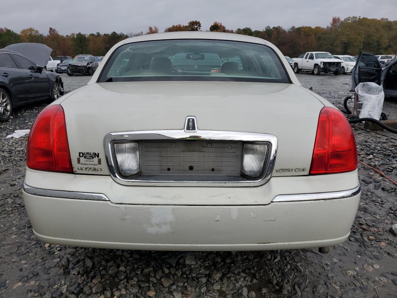 2007 Lincoln Town Car Signature Limited VIN: 1LNHM82V77Y638767 Lot: 93918985