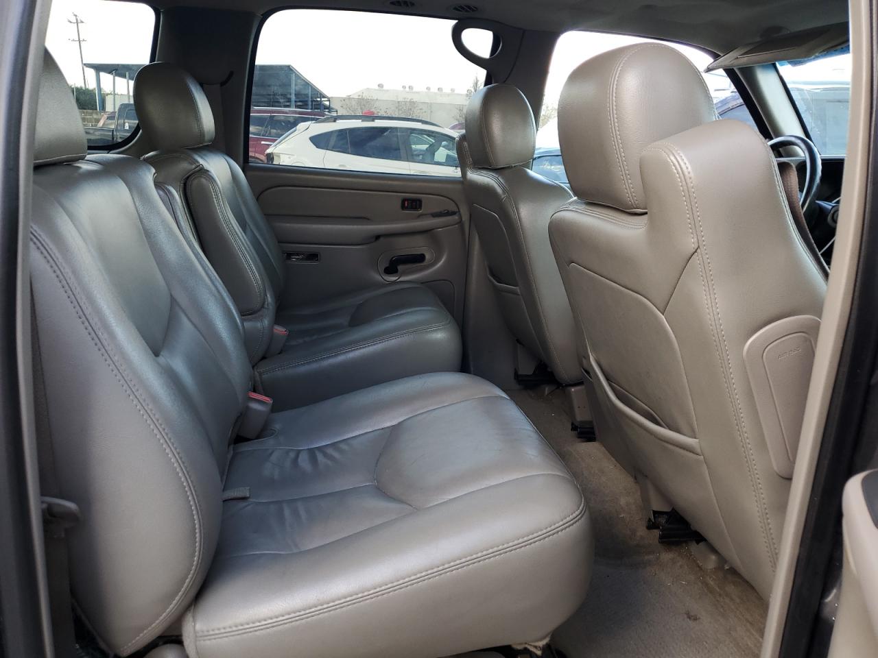 2005 Chevrolet Suburban - Image 11
