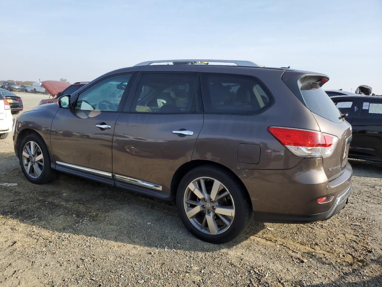 2015 Nissan Pathfinder - Image 2