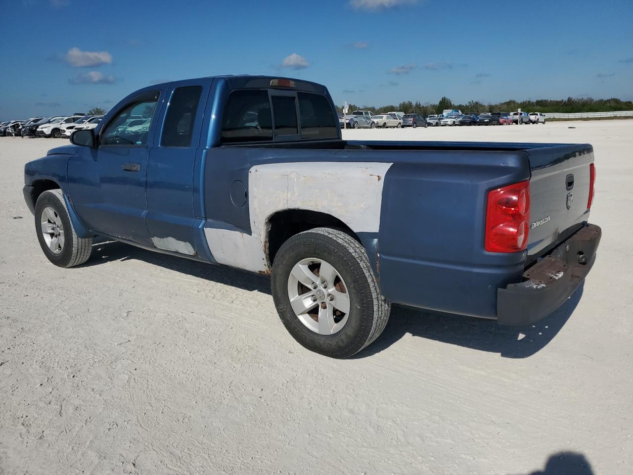 2006 Dodge Dakota - Image 2