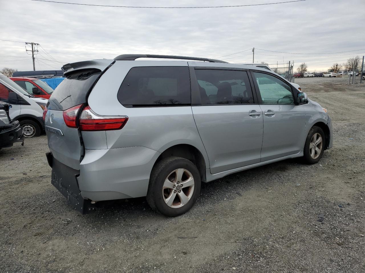 2020 Toyota Sienna - Image 3