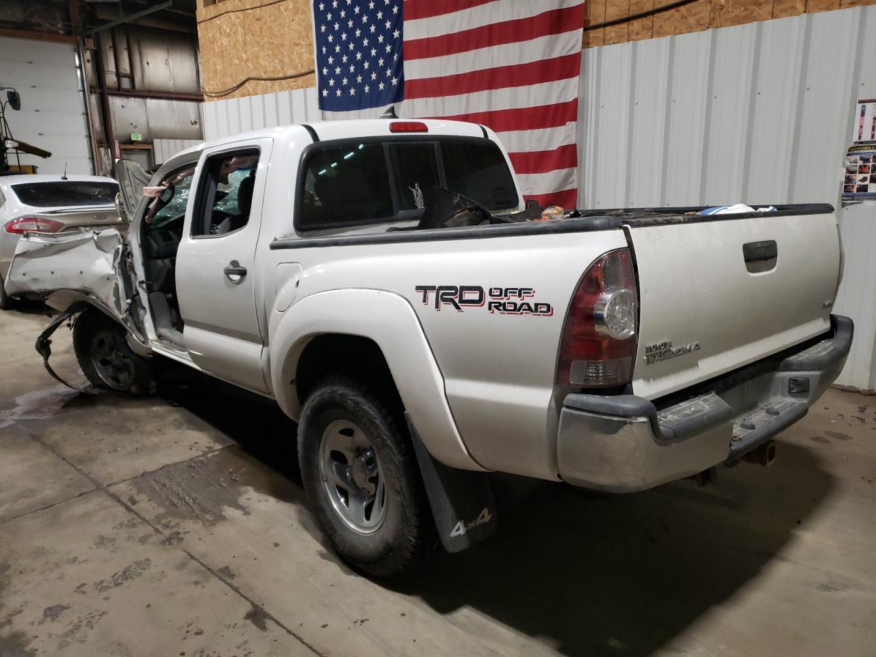 2015 Toyota Tacoma - Image 2