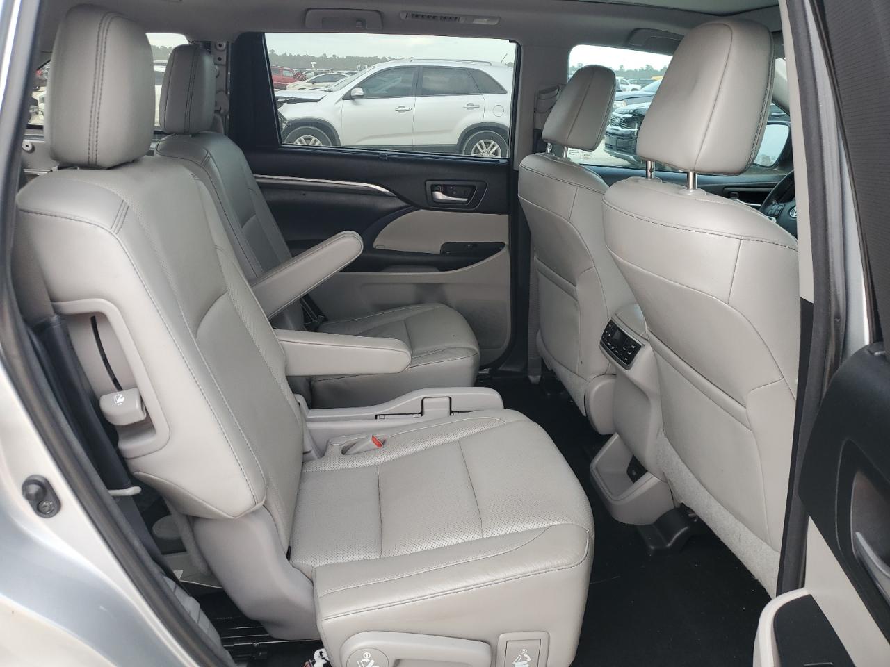 2017 Toyota Highlander - Image 11