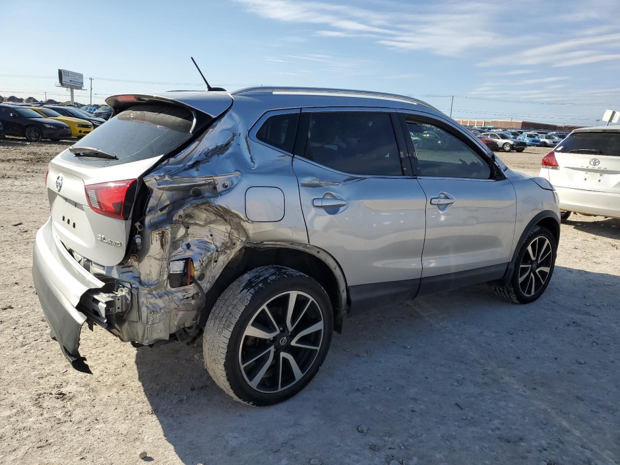 2018 Nissan Rogue - Image 3