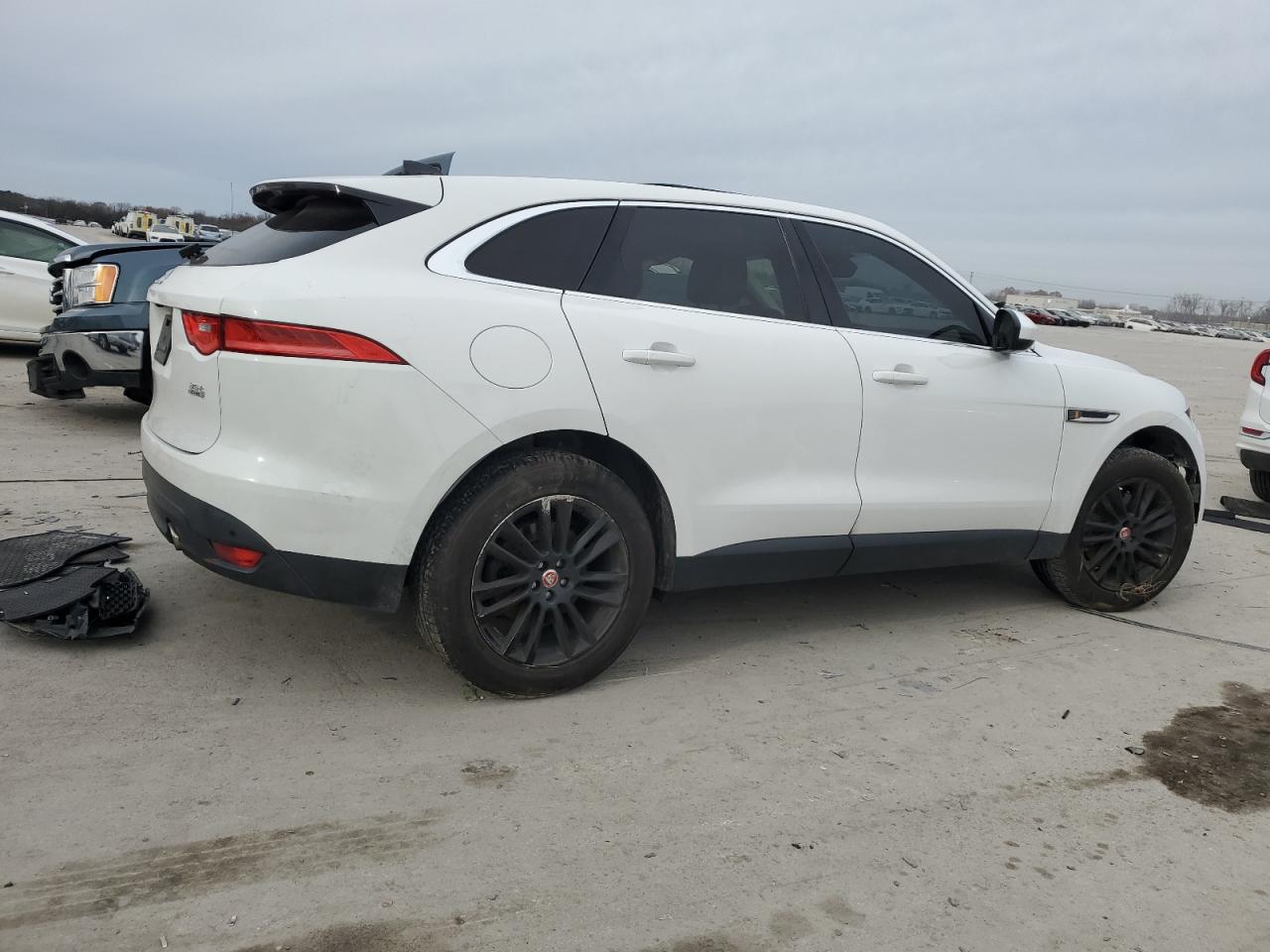 VIN SADCK2BV8HA496557 2017 JAGUAR F-PACE no.3