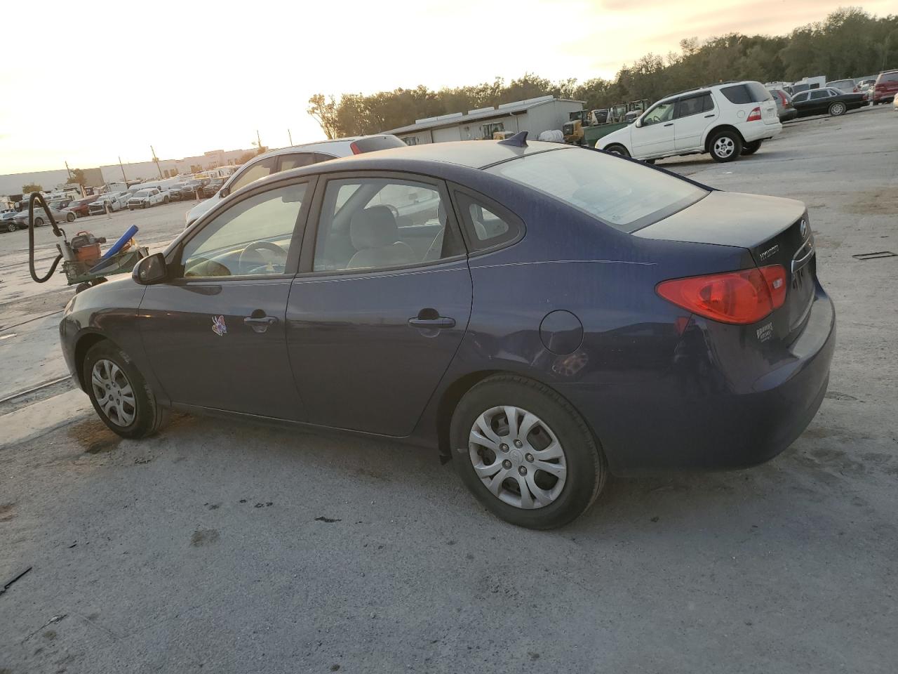 2010 Hyundai Elantra - Image 2