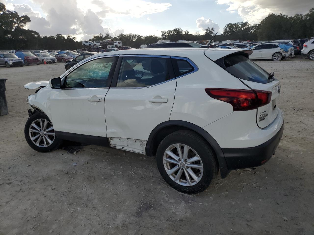 2017 Nissan Rogue - Image 2