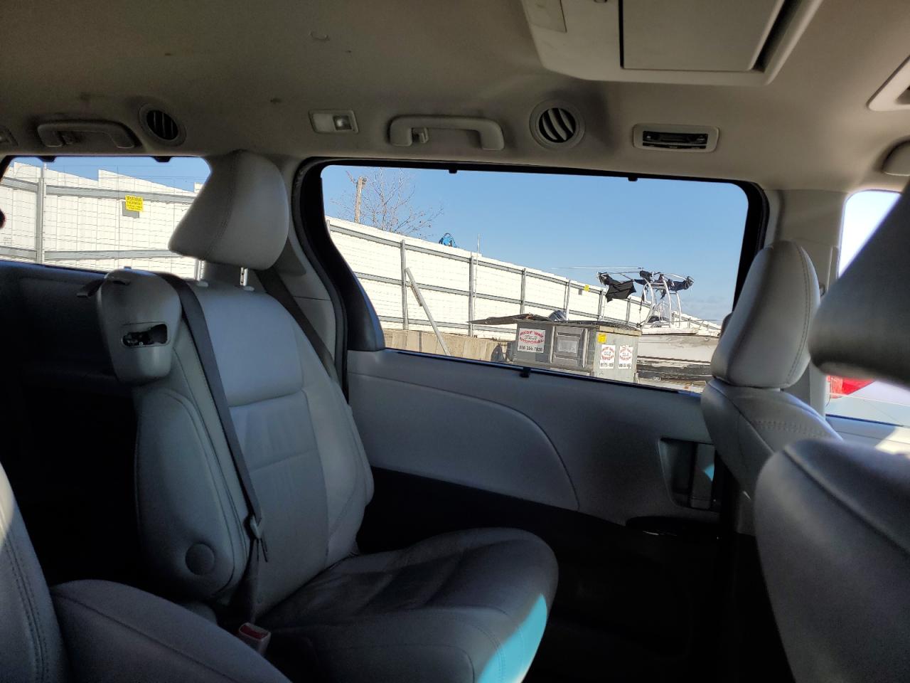 2017 Toyota Sienna - Image 12