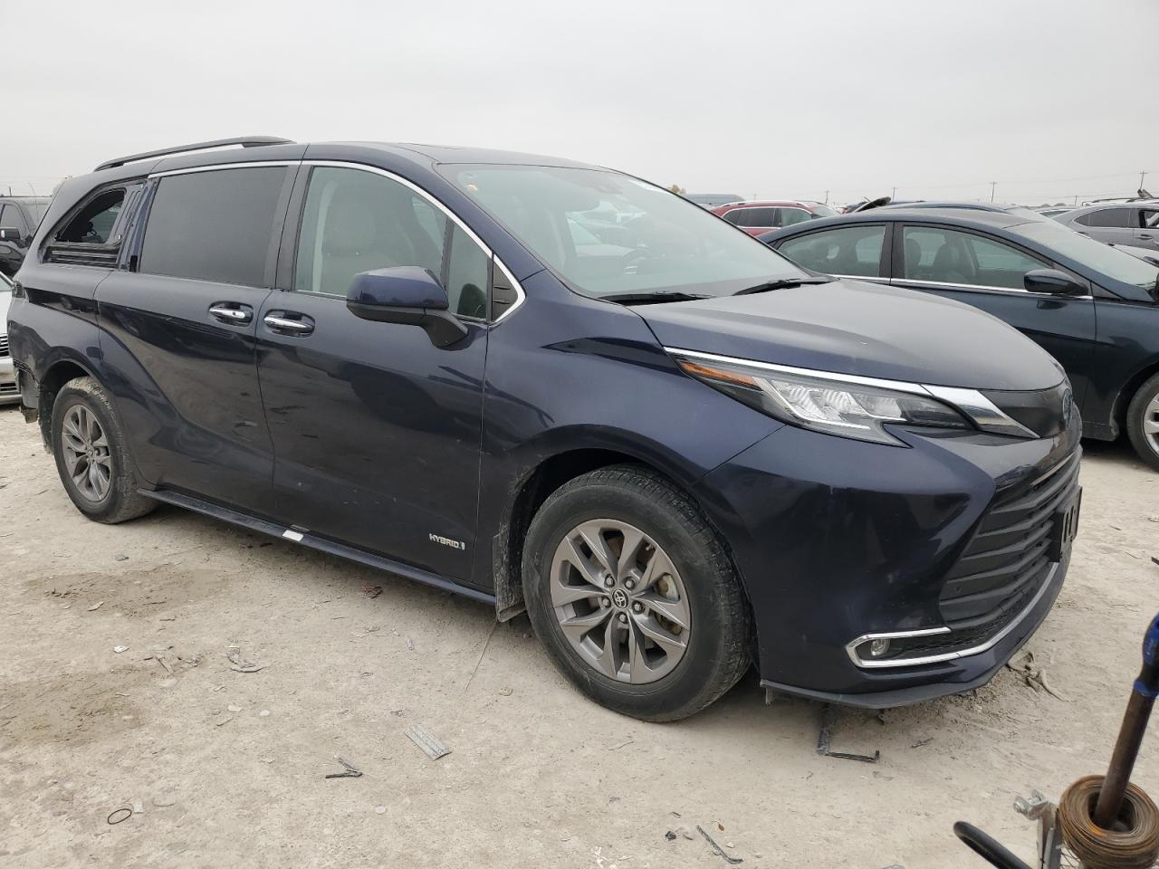 2021 Toyota Sienna - Image 4
