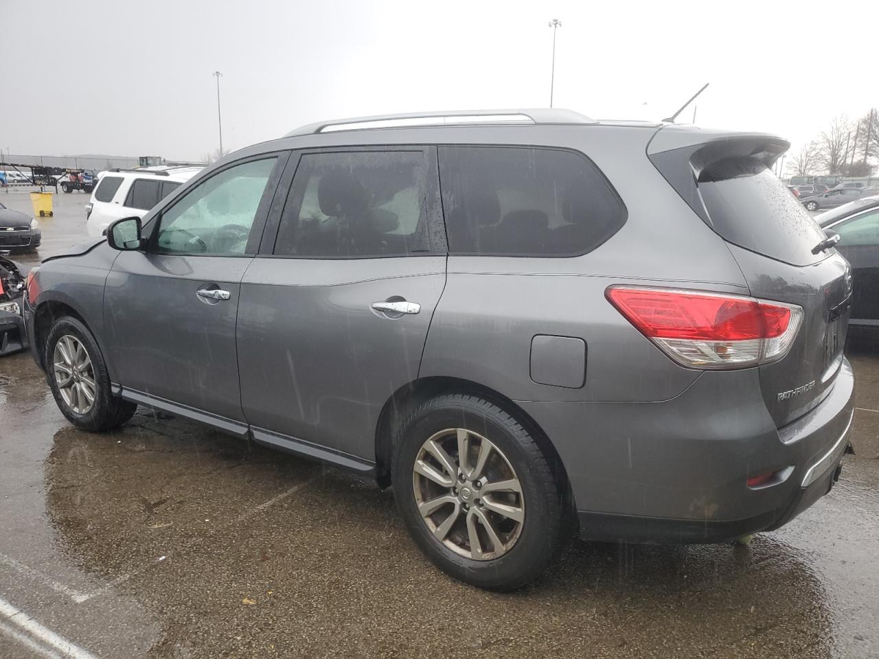 2016 Nissan Pathfinder - Image 2