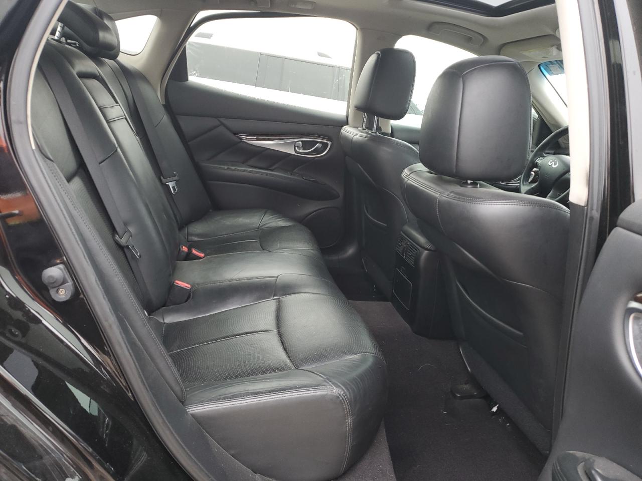 2011 Infiniti M - Image 10