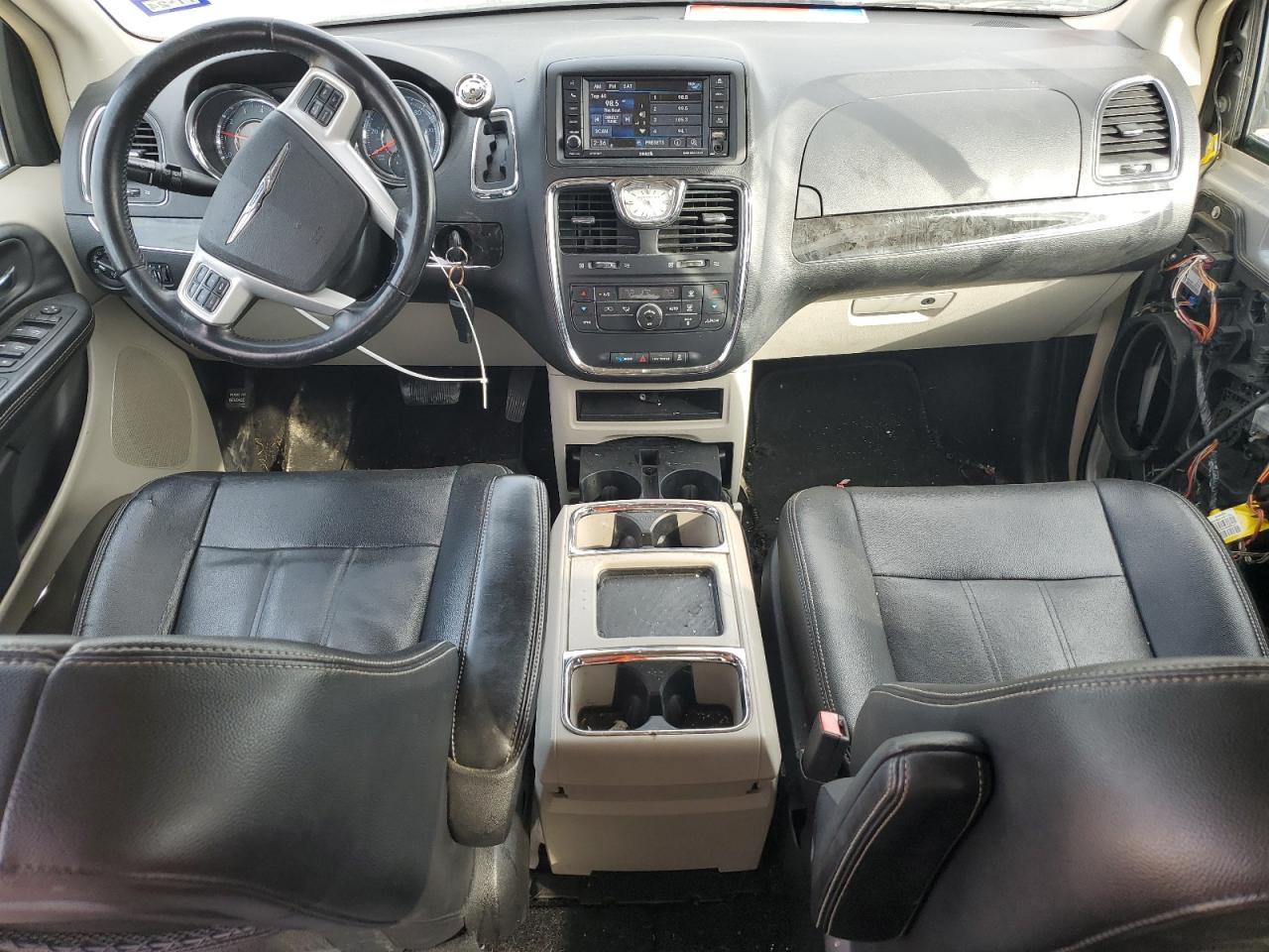 2015 Chrysler Town & Country - Image 8