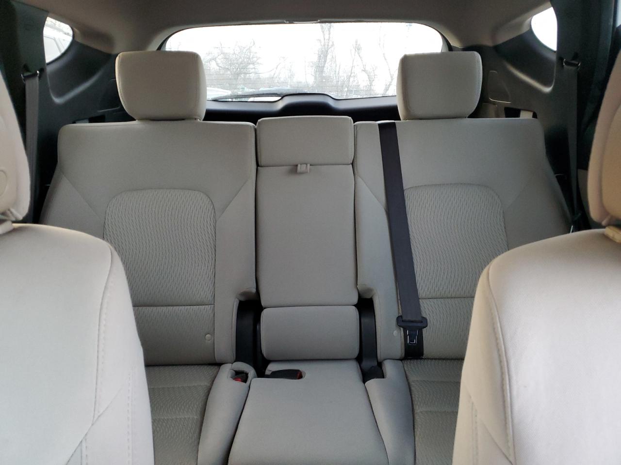 2016 Hyundai Santa Fe - Image 10