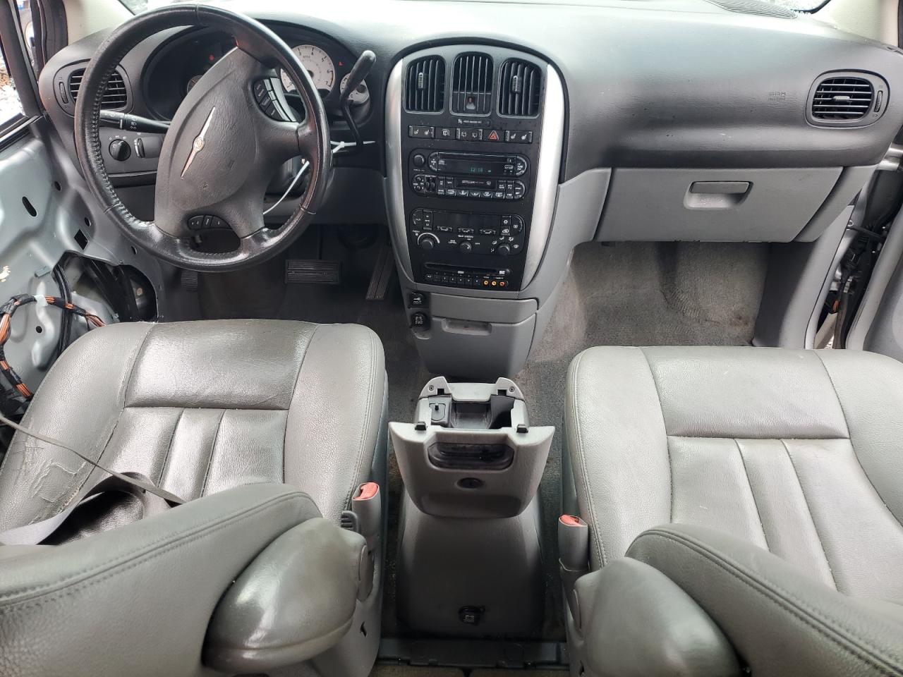 2006 Chrysler Town & Country - Image 10