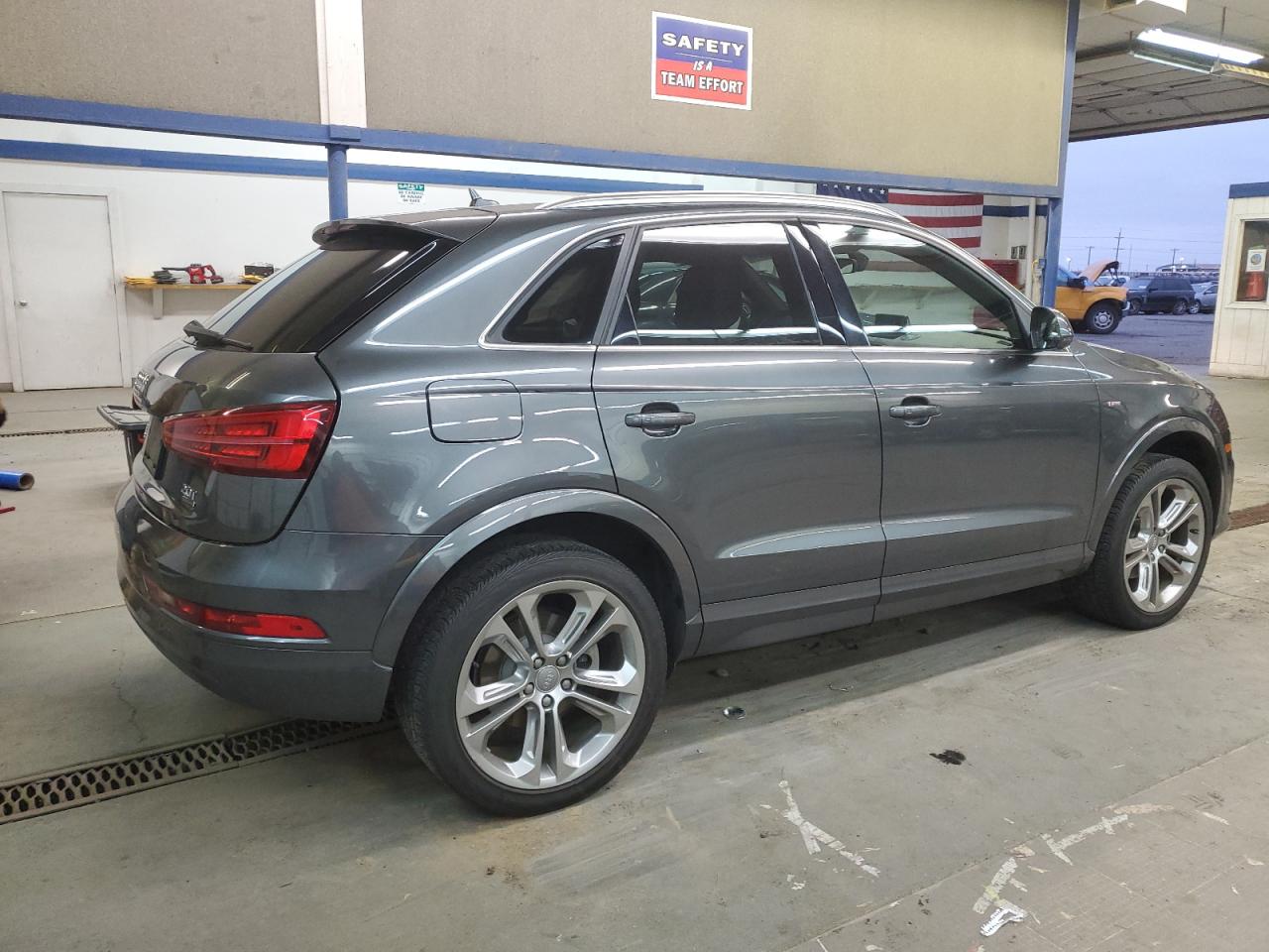 VIN WA1JCCFS0JR006359 2018 AUDI Q3 no.3