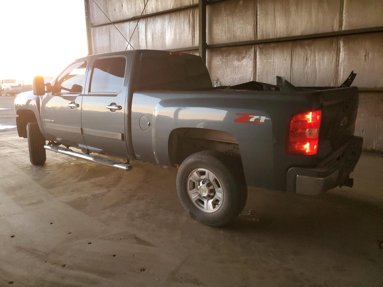 2007 Chevrolet Silverado - Image 2
