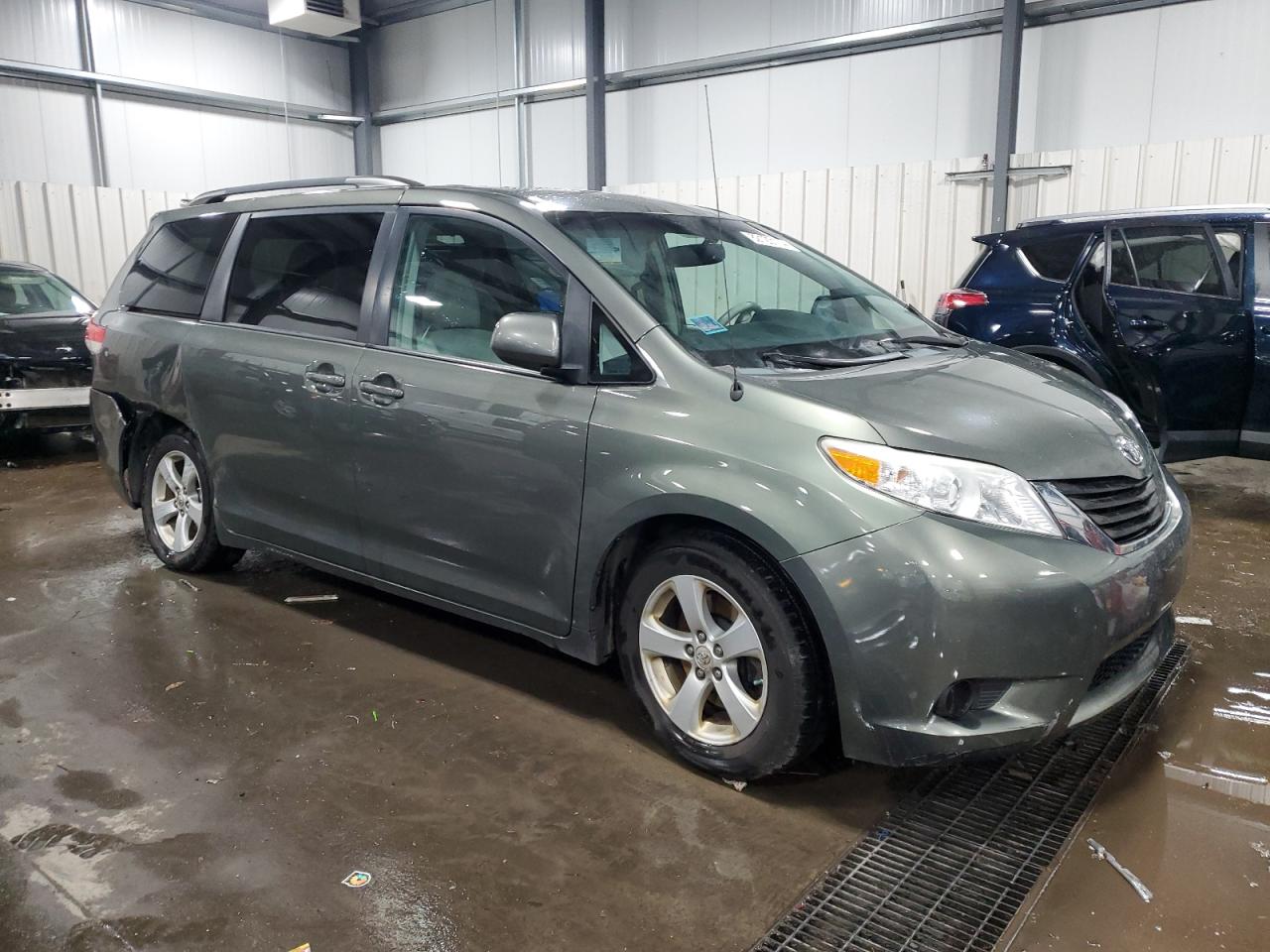2012 Toyota Sienna - Image 4