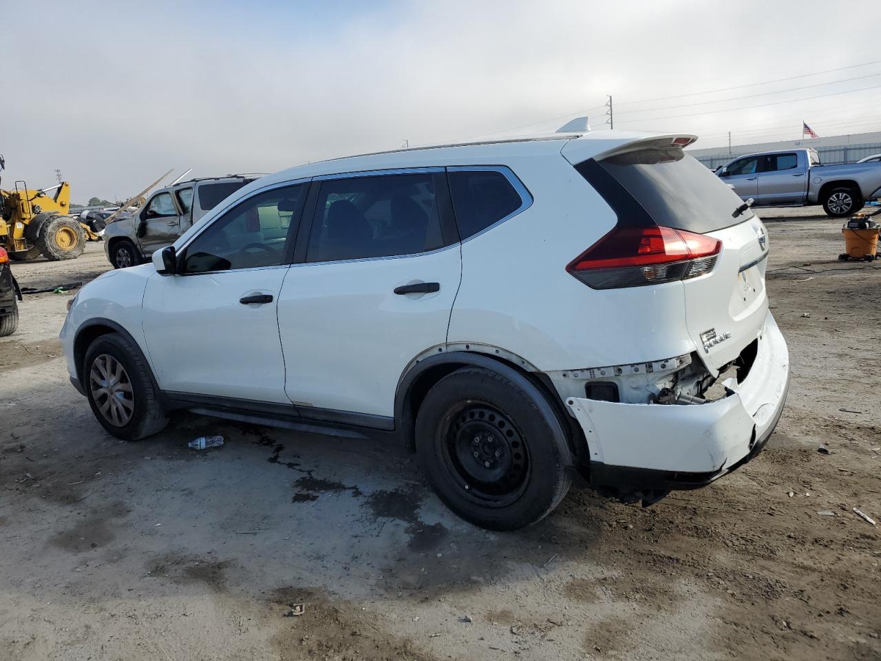 KNMAT2MT3JP565685 2018 NISSAN ROGUE - Image 2