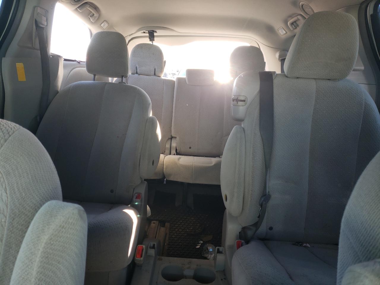 2014 Toyota Sienna - Image 10