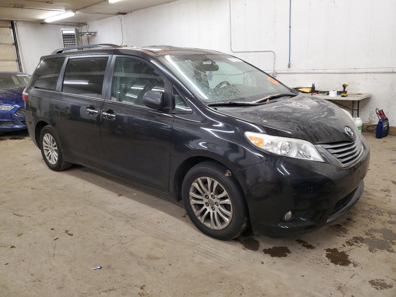 2015 Toyota Sienna - Image 4