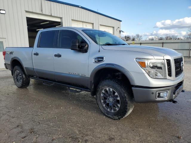  NISSAN TITAN 2017 Srebrny