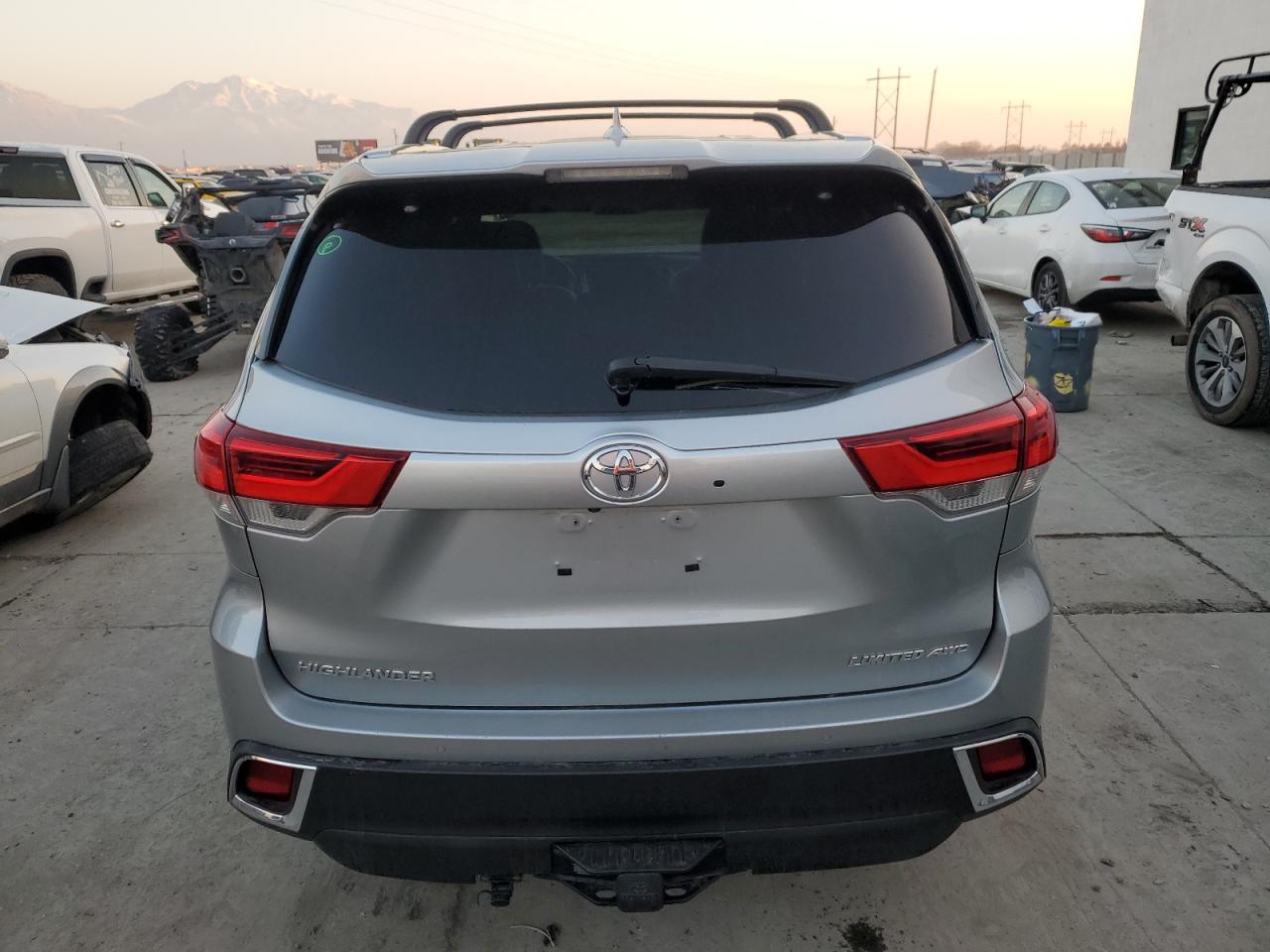 VIN 5TDDZRFH4JS810710 2018 TOYOTA HIGHLANDER no.6