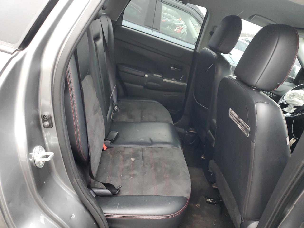 2018 Mitsubishi Outlander - Image 10