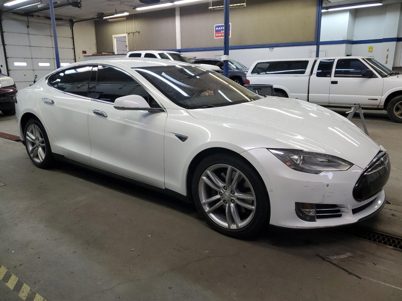 VIN 5YJSA1H2XFF080919 2015 TESLA MODEL S no.4