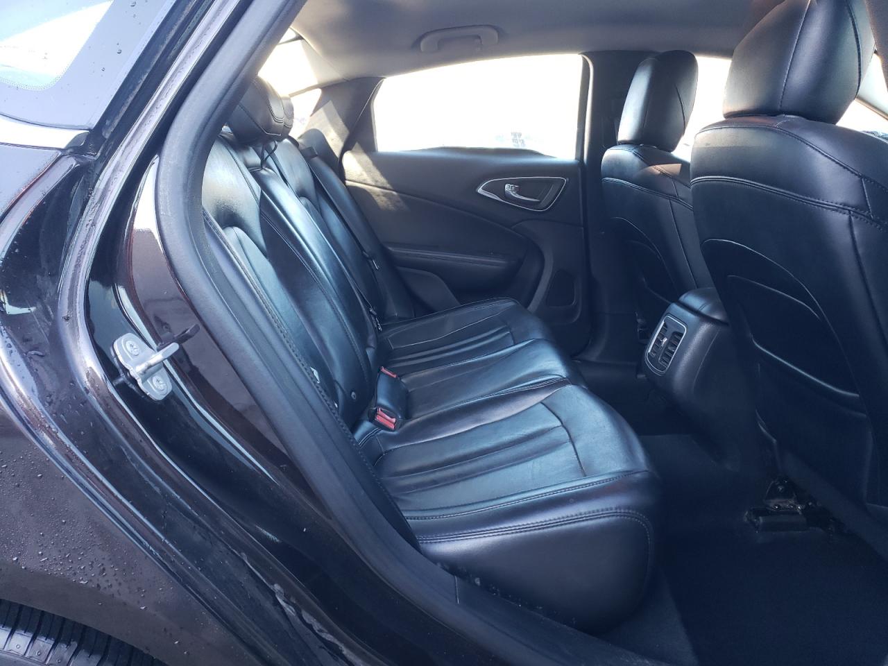 2015 Chrysler 200 - Image 10