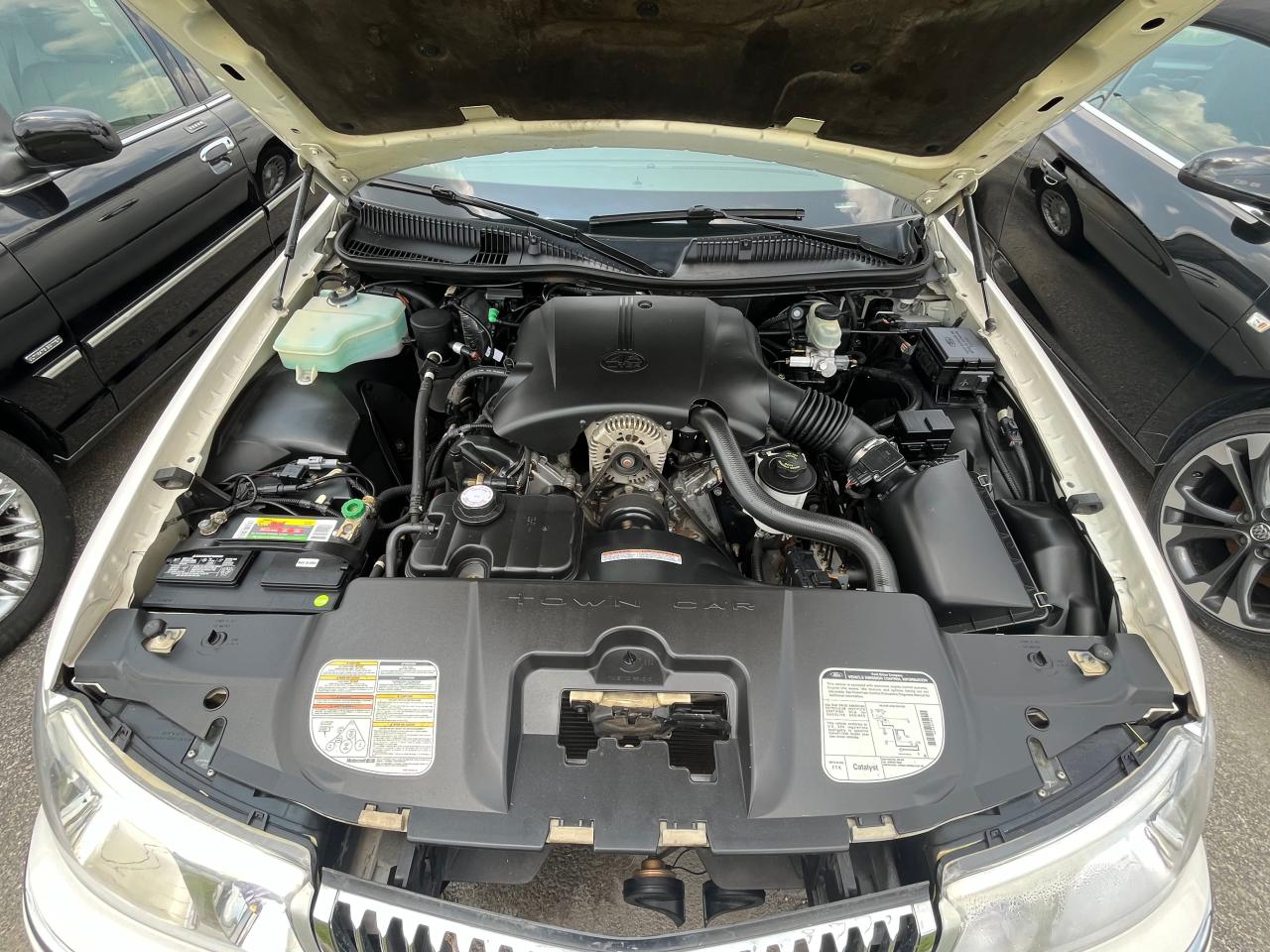 1999 Lincoln Town Car Executive VIN: 1LNHM81W5XY679473 Lot: 86043234