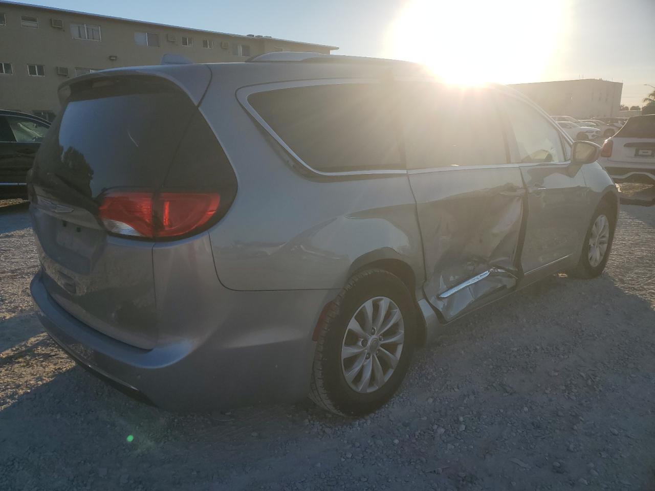 2018 Chrysler Pacifica - Image 3