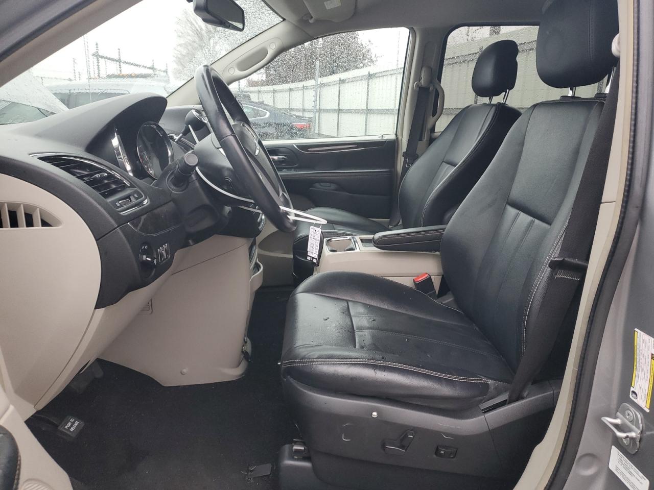 2014 Chrysler Town & Country - Image 7