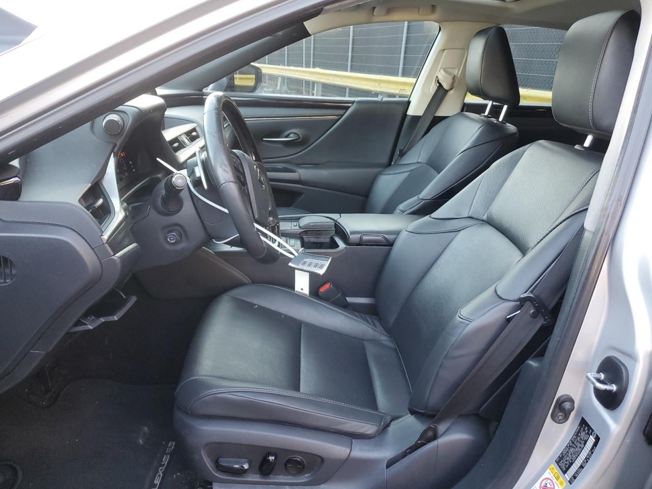 2019 Lexus ES - Image 7