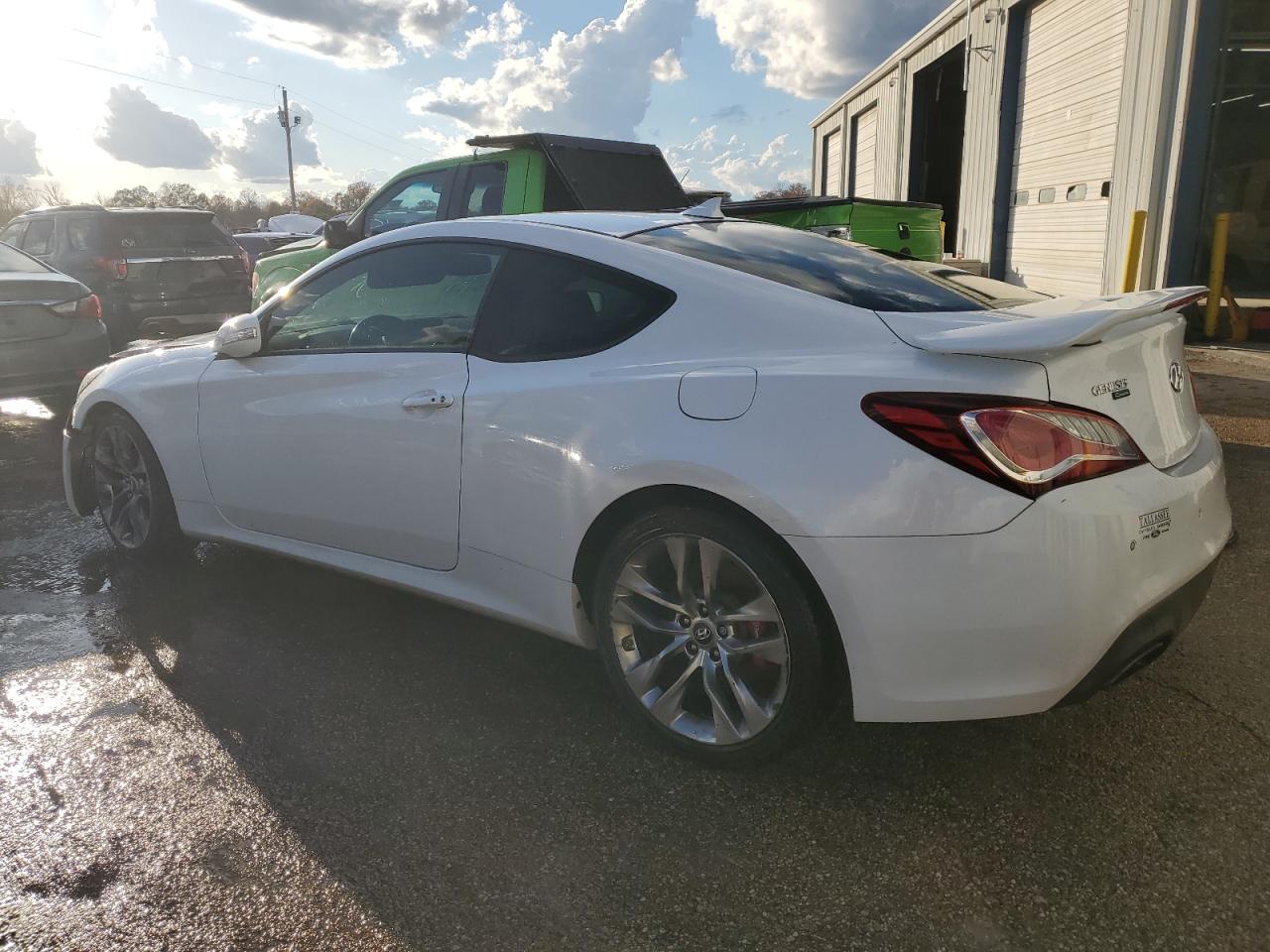 2015 Hyundai Genesis - Image 2