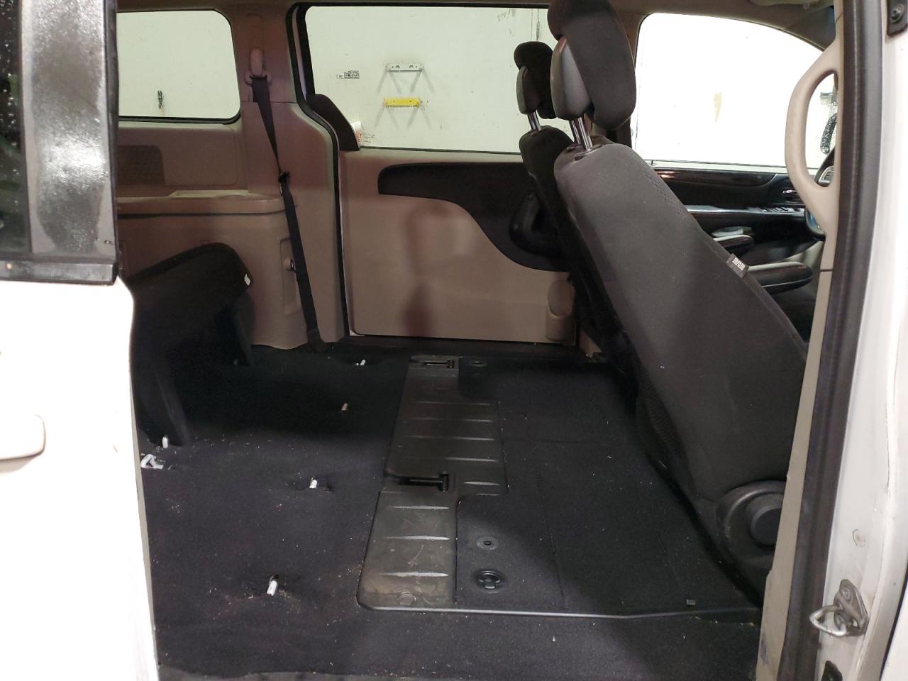 2017 Dodge Caravan - Image 11