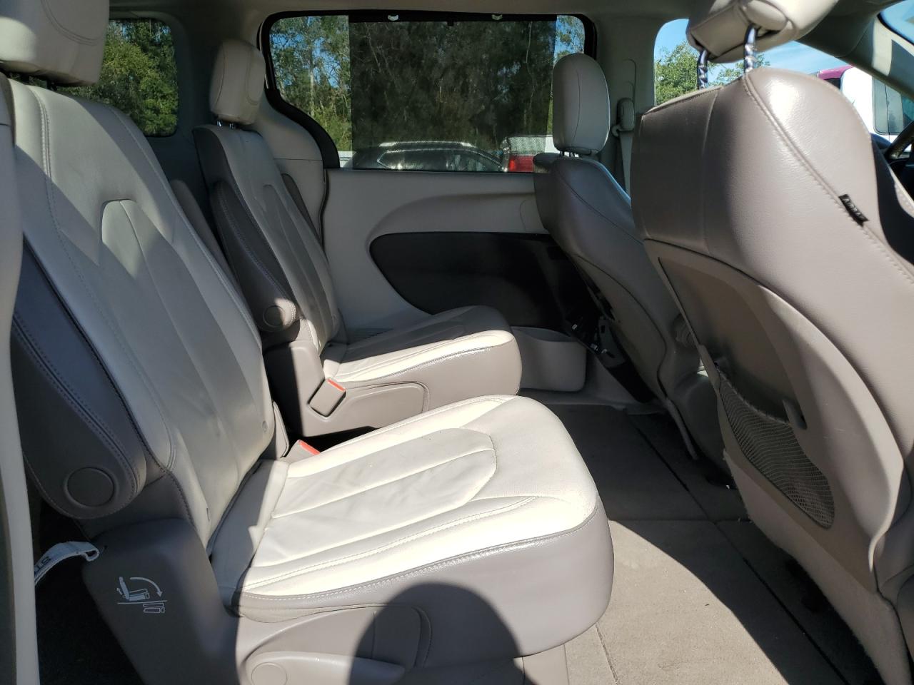 2017 Chrysler Pacifica - Image 11