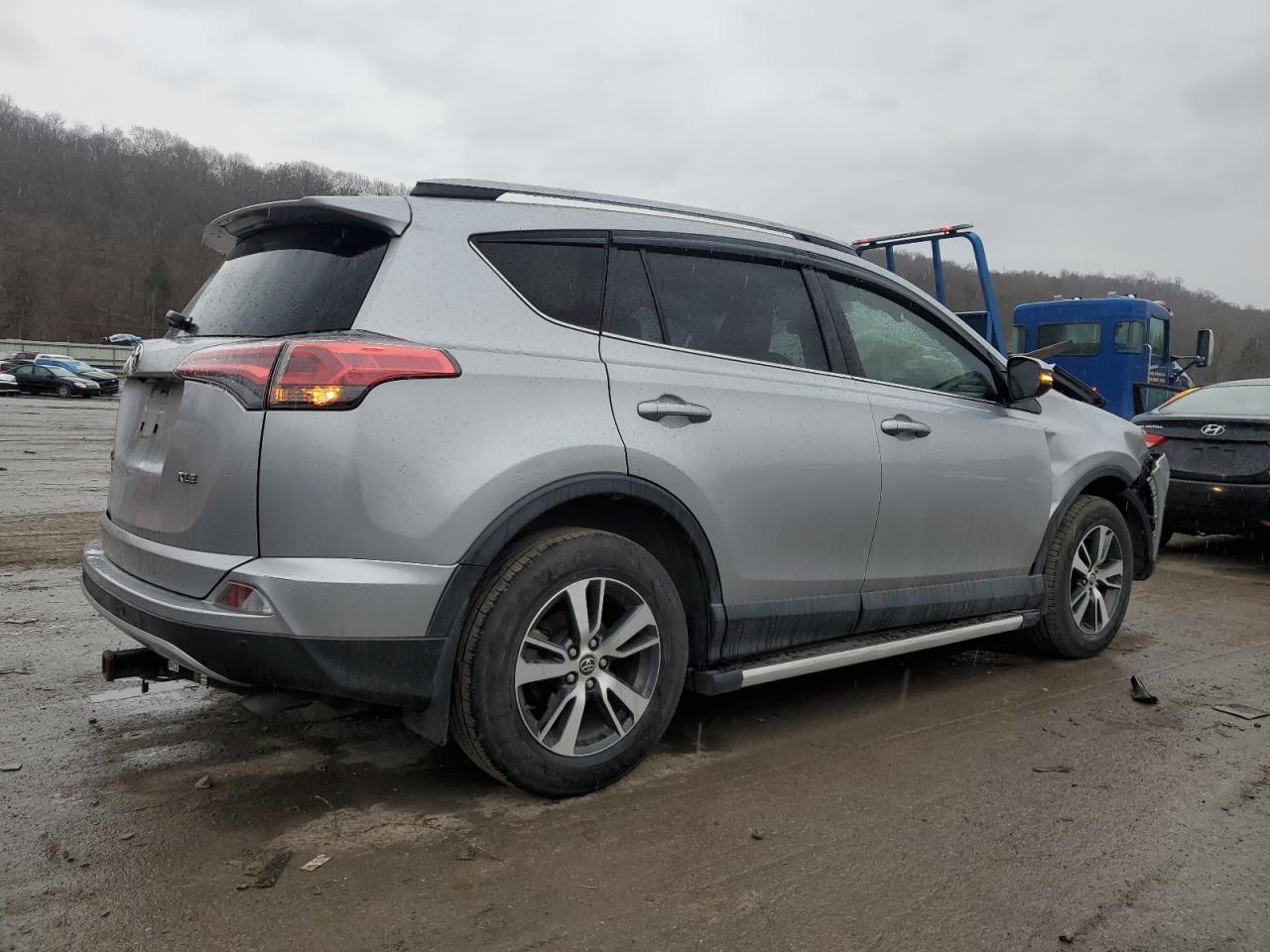 VIN JTMWFREV4JJ163067 2018 TOYOTA RAV4 no.3