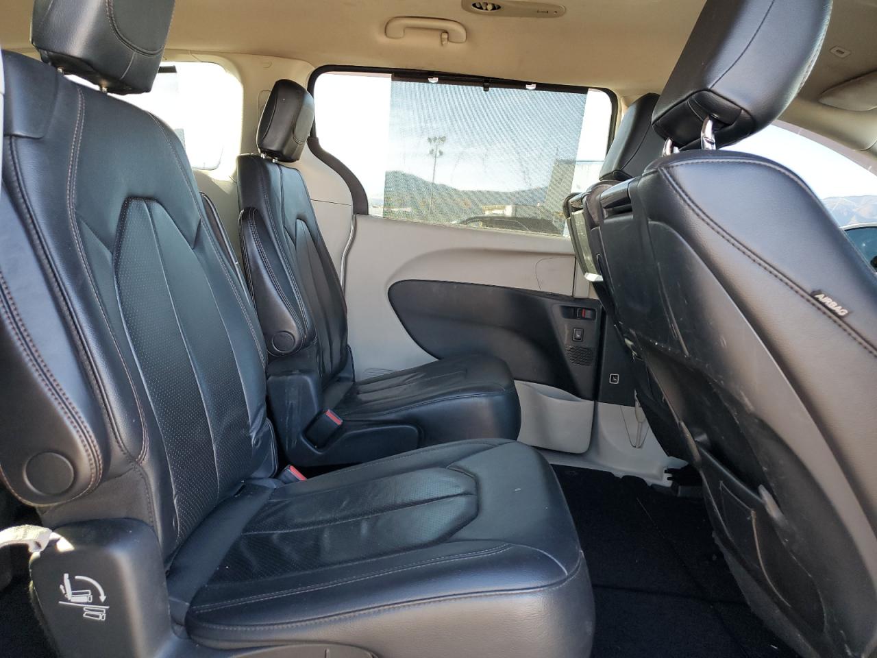 2018 Chrysler Pacifica - Image 11