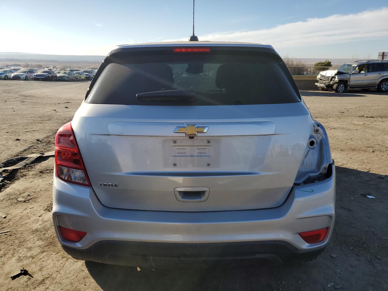 VIN KL7CJKSB6JB607396 2018 CHEVROLET TRAX no.6