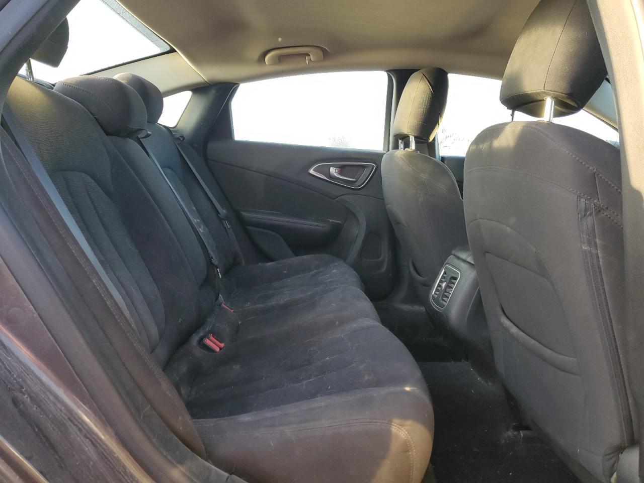 2015 Chrysler 200 - Image 10