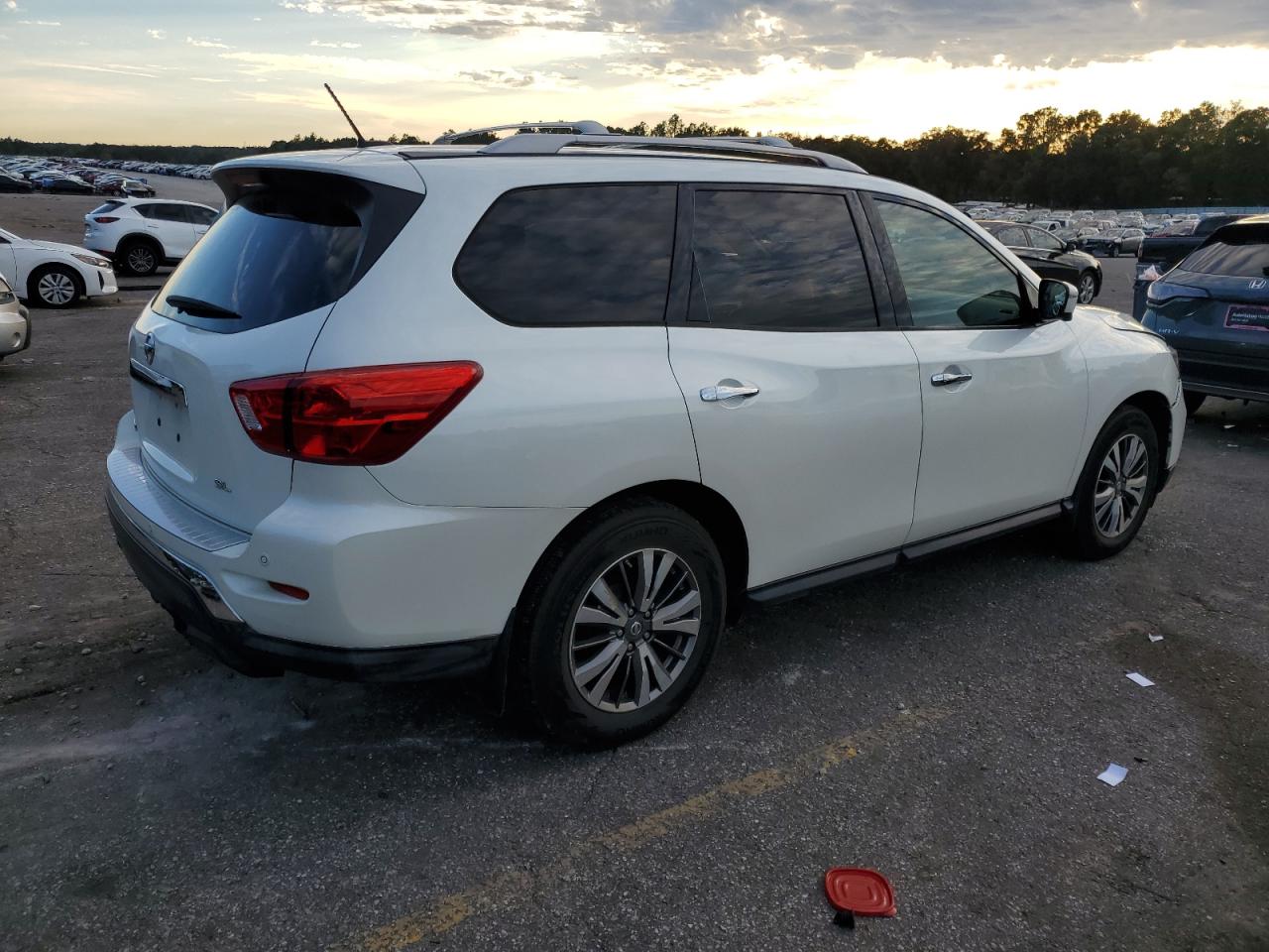 2018 Nissan Pathfinder - Image 3