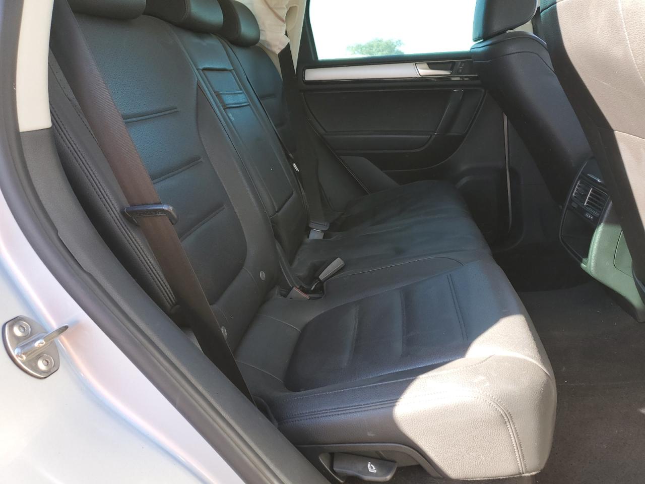 2015 Volkswagen Touareg - Image 11