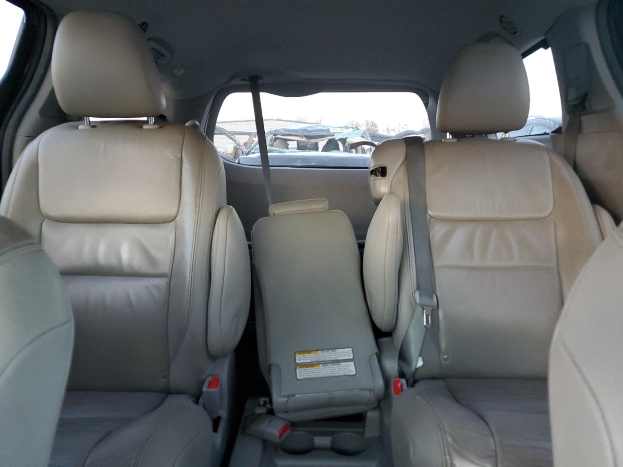 2016 Toyota Sienna - Image 10