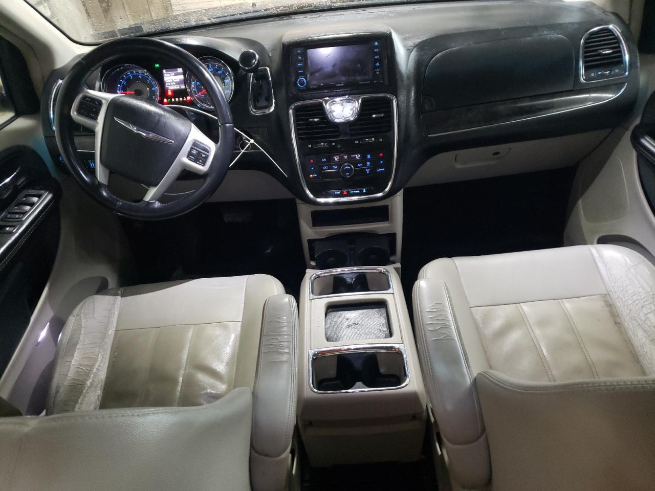 2016 Chrysler Town & Country - Image 8