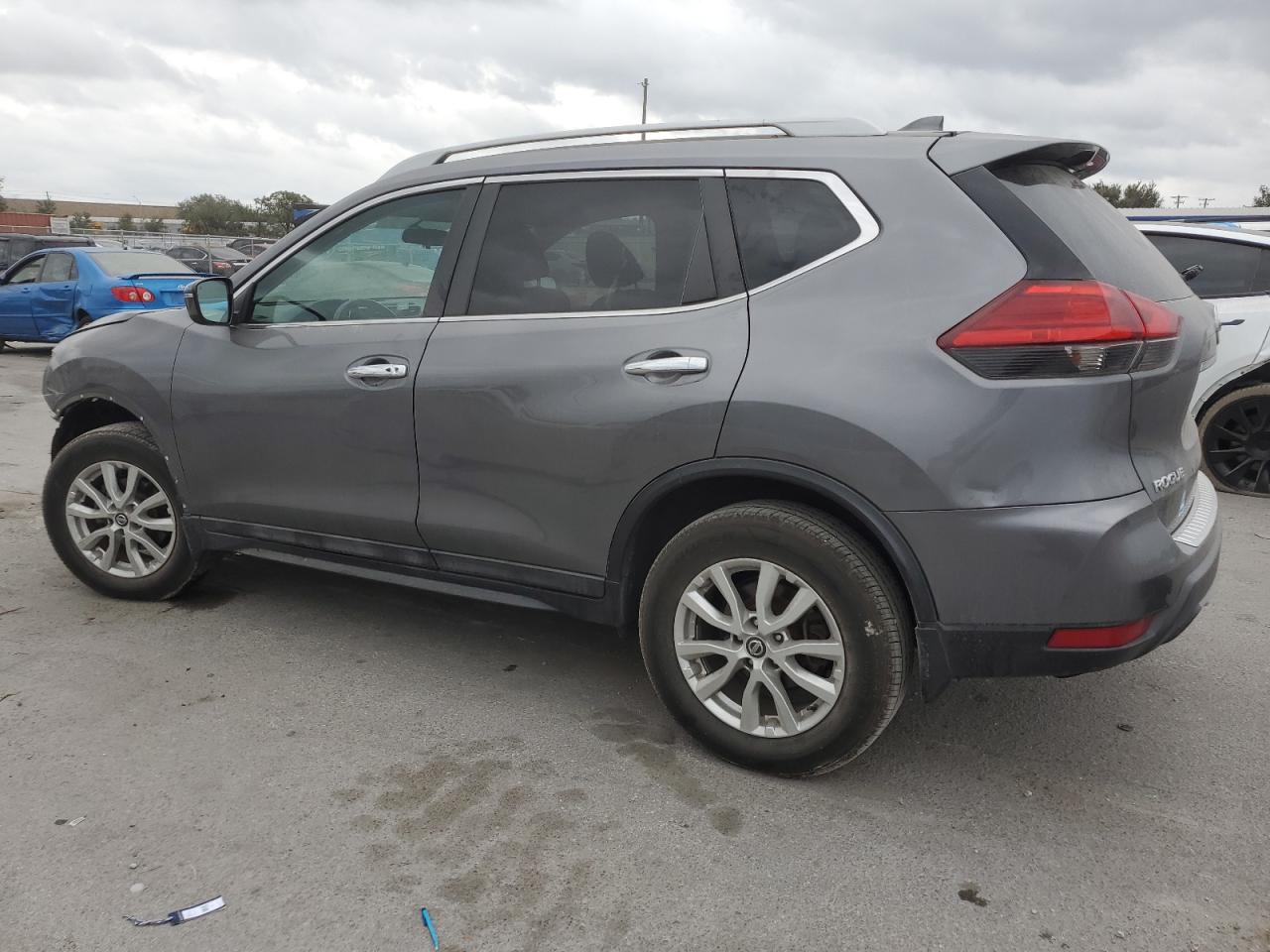 2017 Nissan Rogue - Image 2