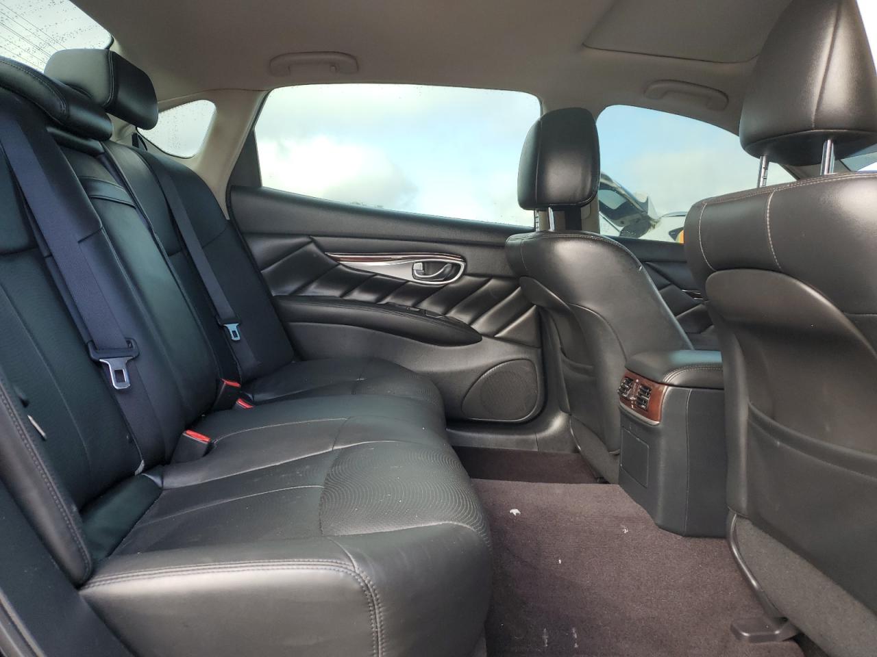 2016 Infiniti Q70 - Image 10