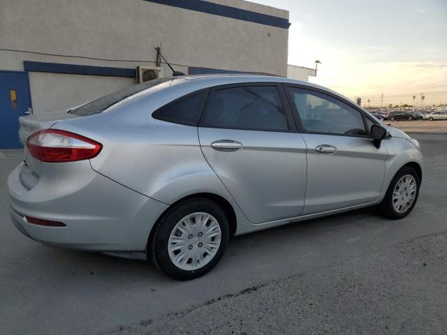 Sedans FORD FIESTA 2015 Silver