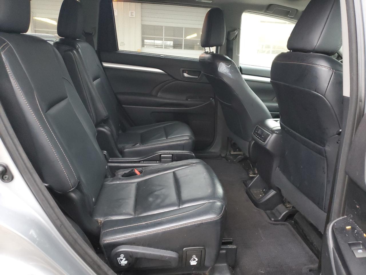 2015 Toyota Highlander - Image 11